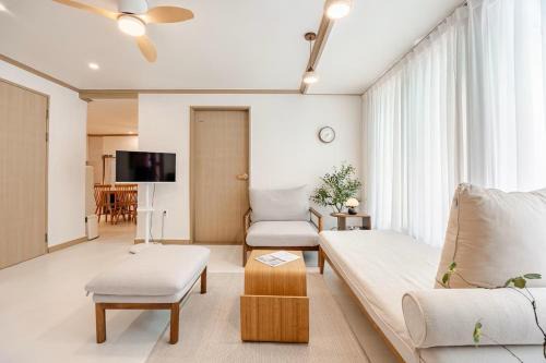 Mangwon-dong Apartamento | New Open 홍대 망원시장 한강 숙소,단독주택 1층- 최대9인, 2층-최대6인 가능, 호텔침구, 무료짐보관, 세탁기건조기