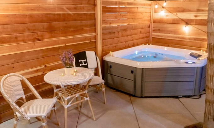 Pacific Beach Condominio | New Pacific Beach Zen Studio! Hot Tub, A/C, Parking, Outdoor shower, BBQ, Desk