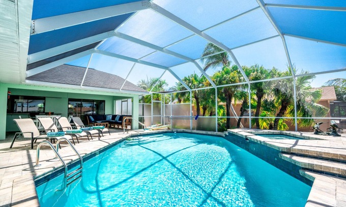 Apollo Beach Casa | New Palm Tree III - Free Heated Pool/Spa ( Kayaks, Paddle boards, and bikes)