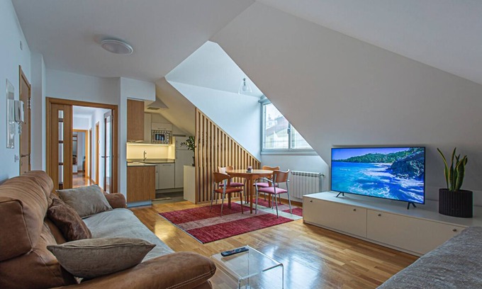 La Coruna Apartamento | ATICO NUEVO Centriquisimo PLAYA ORZAN con garaje 2 baños, wifi