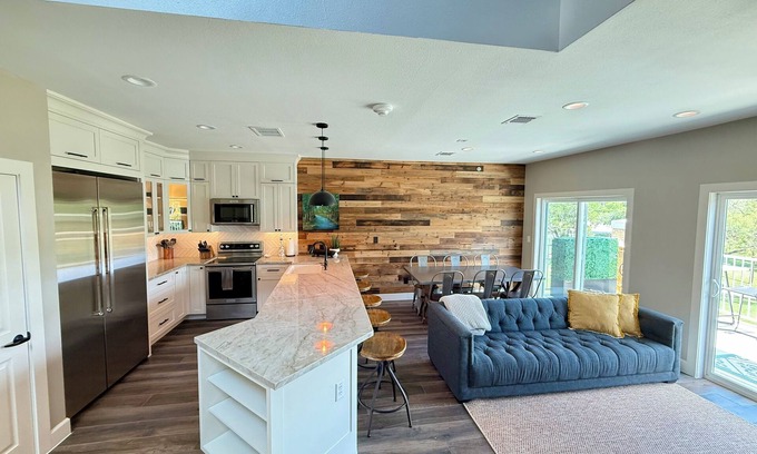 Gruene Condominio | NEW Penthouse on the River-4 BR Corner Condo with Iconic Gruene Tower Views