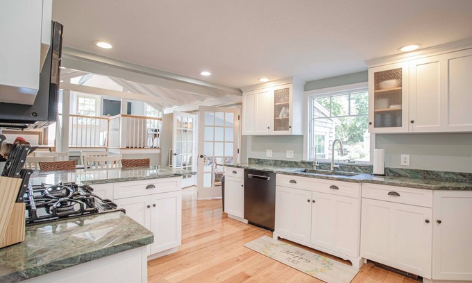 Scituate Casa | New! Perfect Beach Getaway-Sleeps 12, Dog Friendly, 7-Minute Walk to Egypt Beach