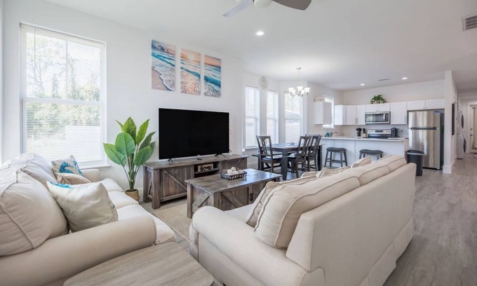 Upper Grand Lagoon Casa | NEW Pet friendly house-Close to beach and attractions