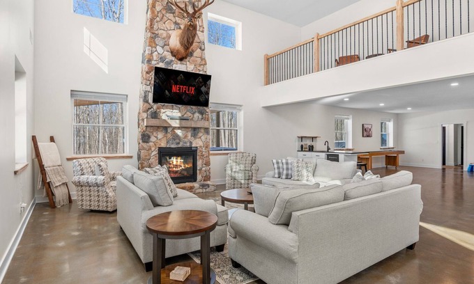 White Haven Casa | New Pocono Barndominium sleeps 20ppl on 40 acres with a Hot Tub & Fire Pit!