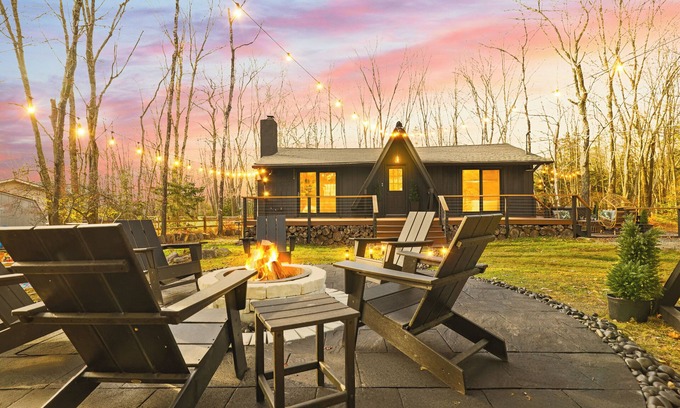 Pocono Lake Cabina | NEW Pocono Lake Modern & Cozy Cabin, Hot Tub, Pools
