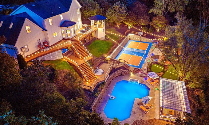 Candler Casa | NEW! Pool Retreat| Pickleball| Multisport Simulator| Theater| Golf – Sleeps 22