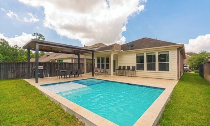 Indian Springs Casa | New POOL & SPA + Pergola & BBQ modern 1 story home