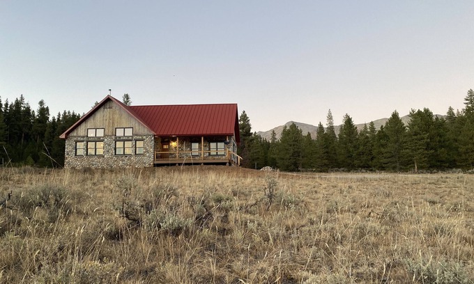 Almont Cabina | New! Premier 3 bedroom cabin in Taylor Park. Base of the Collegiate Mountains.