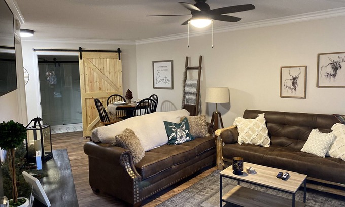 Gatlinburg Apartamento | ⭐️NEW-PristineGburgLoft-2A-Walk2Pancakes🥞 & Slopes⛷