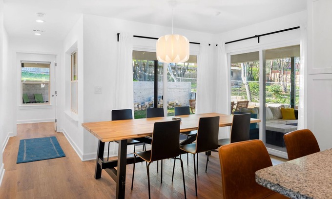 St. Edwards Casa | NEW! Private Backyard ~ 3 Mins to DT ~ Steps to SoCo ~ Grill, Coffee, Outdoor TV