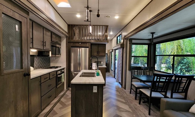 River Ranch Cabaña | NEW Private RV Rental for Large Groups w/Golf Cart! 271