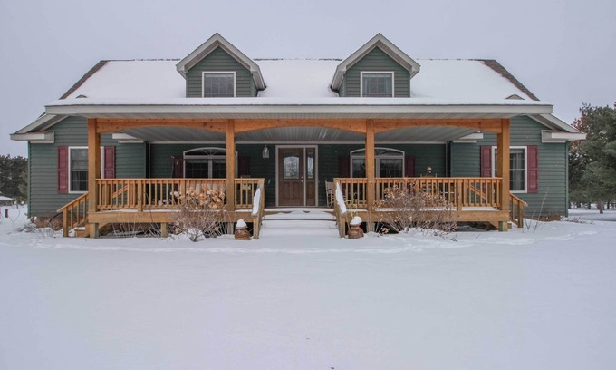 Hackensack Casa | NEW! Quaint Farmhouse w/ Deck, Fire Pit & Grill!