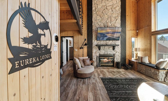 Big Bear City Cabina | New Remodel*Arcade*Hot Tub*Air Conditioning*Lake 2 Miles*Mountain Views/Trails