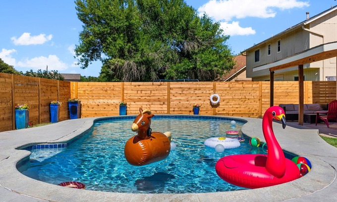 Springwoods Casa | New Remodeled 4BR - Pool+Jacuzzi+PoolTable+Karaoke Stage+Arcades near Domain