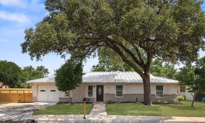 Boerne Casa | NEW remodeled Charming Home. 3-bedroom/2 full bath close to downtown Boerne.
