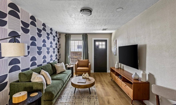 South Central Houston Casa | NEW- Remodeled/Chic/Downtown/MedCenter/Conference