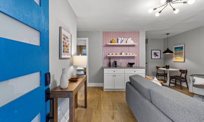 Washington Ave./ Memorial Park Casa | NEW Remodeled Heights Luxury/High End/King Bed/Walk to Trail/Sleeps 4