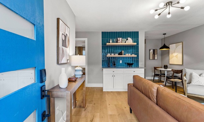 Washington Ave./ Memorial Park Casa | NEW Remodeled Heights Luxury/High End/King Bed/Walk to Trail/Nespresso