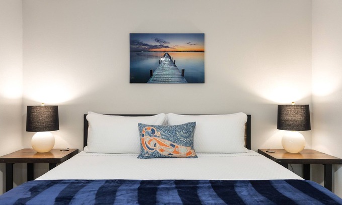 South Side Casa | 🌴🏠🌴New Remodeled Spacious 4Bedrooms+Office King Suite 5Tvs Games Garage Parking