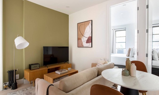 Ukrainian Village Apartamento | New Reno East Village 2BR w/ W/D, nr Union Sq, by Blueground