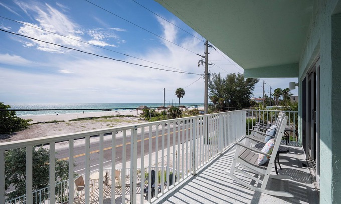 Bradenton Beach Condominio | New Rental- Beach Views! Updated Spacious condo with Coastal Decor