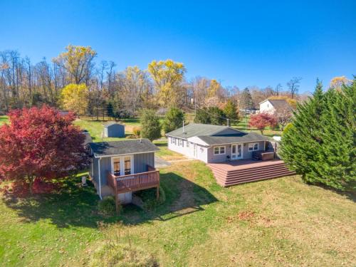 Belspring Casa | New River 3BR - Fishing, Hot Tub and VT Game Weekends