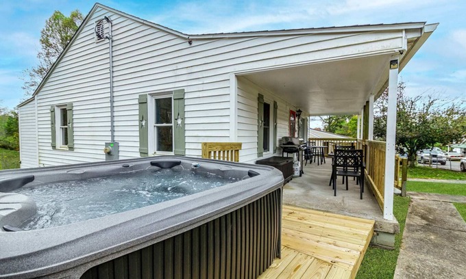 Summerlee Cabina | New River Gorge Cottage w/ Fire Pit, Grill & Hot Tub