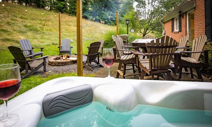 Summerlee Casa | New River Gorge Oasis-Hot Tub, Fire pit andGood Vibes