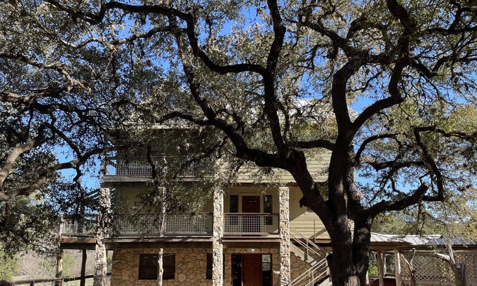 Boerne Casa | New*Riverfront*Hot tub*Sleeps 10 - Texas Hill Country