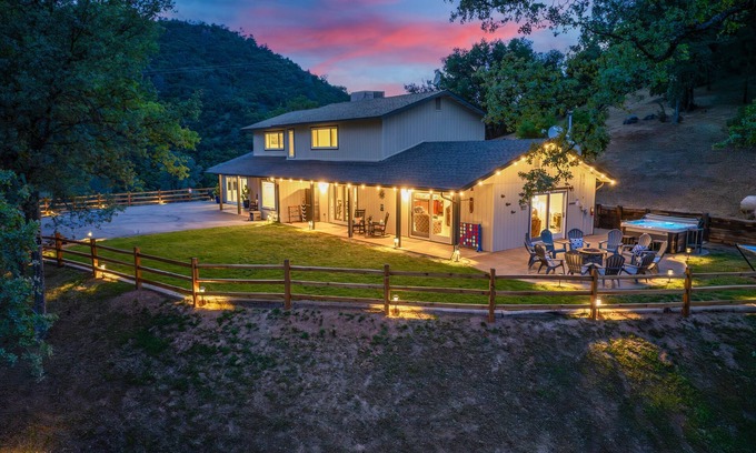 Ahwahnee Casa | New! Rivertop Hideaway with big views/spa/games/privacy!