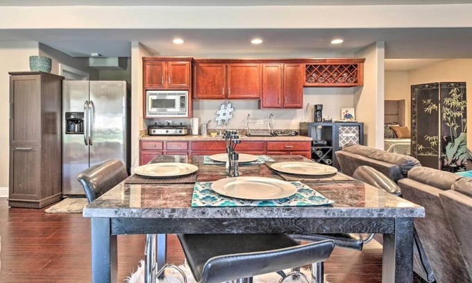 Steger Apartamento | NEW! Serene Garden-Level Apt: 30 Miles to Chicago!