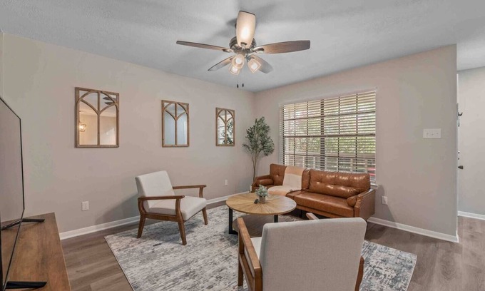 Southwood Valley Apartamento | New! Simplistic Getaway - 3 miles to campus!