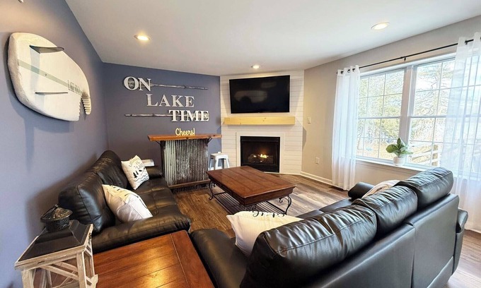 Blakeslee Casa | NEW Sinca Shores Lakefront Luxury 5BR - With Hot Tub & Fire Pit