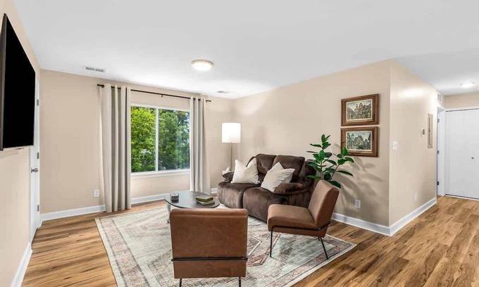 Roseville Apartamento | New! Spacious 1BR King Suite, Prime Location