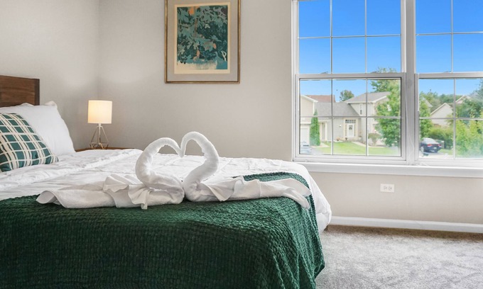 Fox Valley Casa | NEW Spacious and Comfy Duplex - 55" & 50" Smart TVs, Workspace, Cul-de-sac