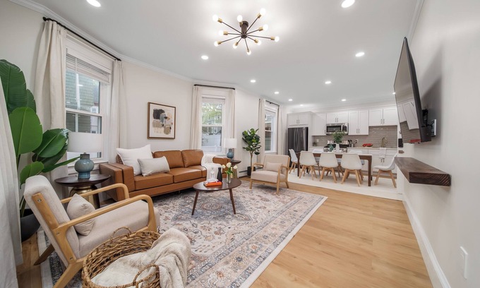 Codman Square Casa | New-Spacious duplex for Groups near Train Downtown parking