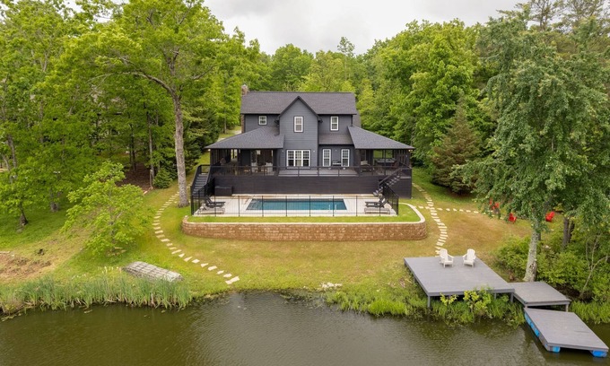 Coalmont Casa | ~New~ Spacious Lake House / Mountain House w/ Heated Pool & 2 Hot Tubs
