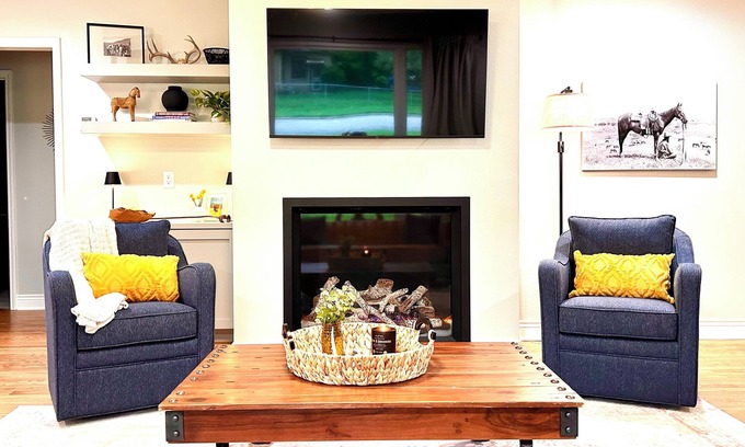 La Grange Casa | New! Spacious midcentury steps from the square in La Grange +15 min to Round Top