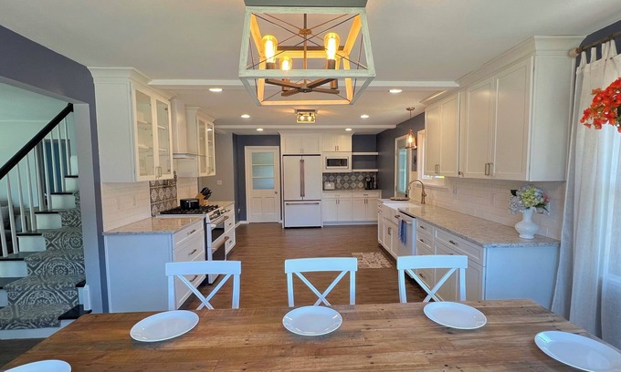 Lawrence Park Casa | NEW Spacious Oasis near quiet beach! Private backyard, games, gorgeous kitchen