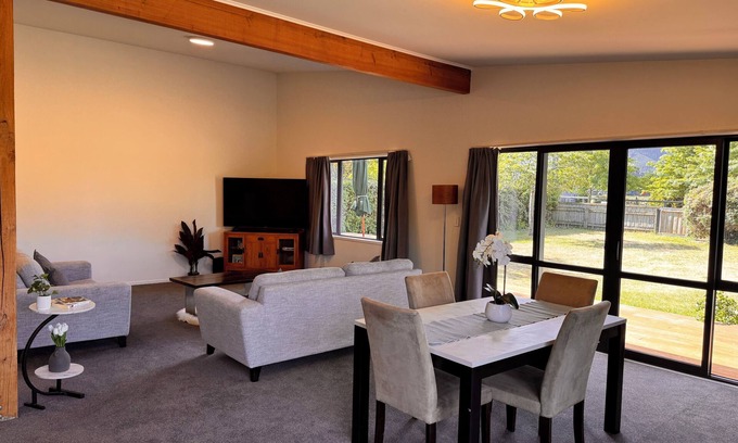 Hanmer Springs Casa | New, Spacious, Sunny, Modern w/ Mountain Views. Woodbank Retreat Hanmer Springs