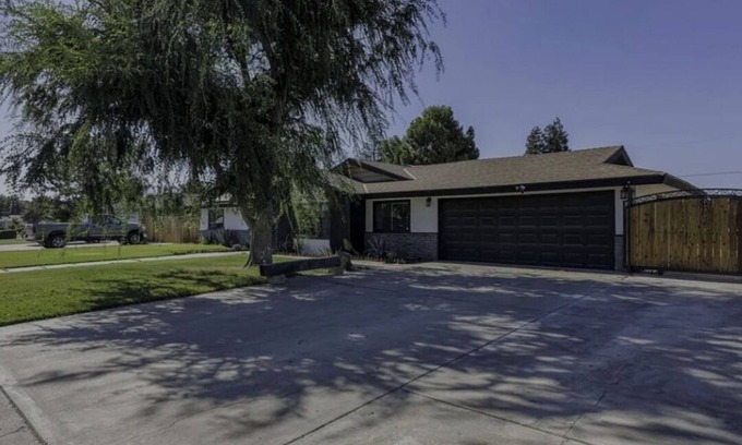 Greenacres Casa | New! Specious 3-bedroom house in lovely Bakersfield with AC and pool