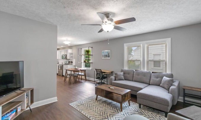 Speedway Casa | NEW Speedway ? Relaxation! (3BR/2BA, sleeps 7)