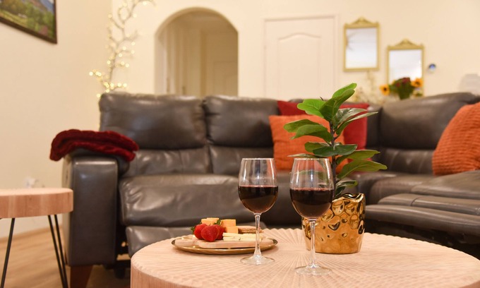 Hesperia Casa | -NEW-> Stay and the Golden Pedal Estate: Serene Getaway