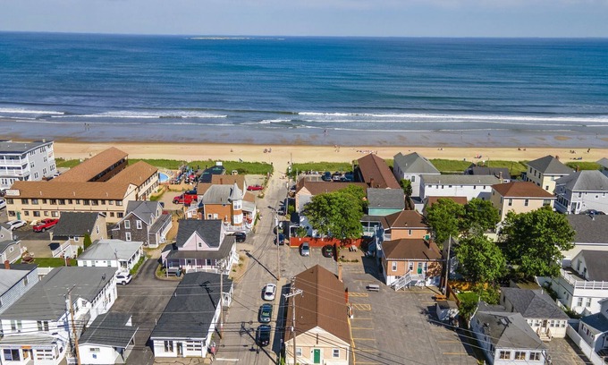 Old Orchard Beach Apartamento | NEW! Steps From the Sand & Short Walk to the Pier