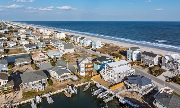 Topsail Beach Casa | NEW! Steps to beach, Ultra Premium, Free Early Check-in, Kayaks, Hot Tub,