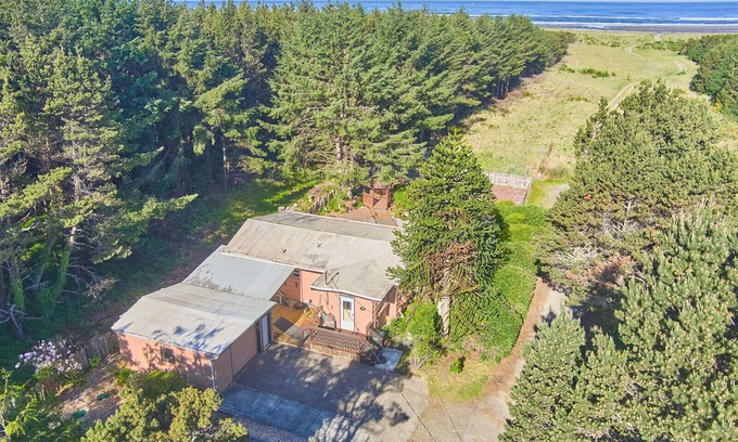 Long Beach Casa | NEW! Steps To Beach, Dog Ok, Firepit, Near town (Garden)