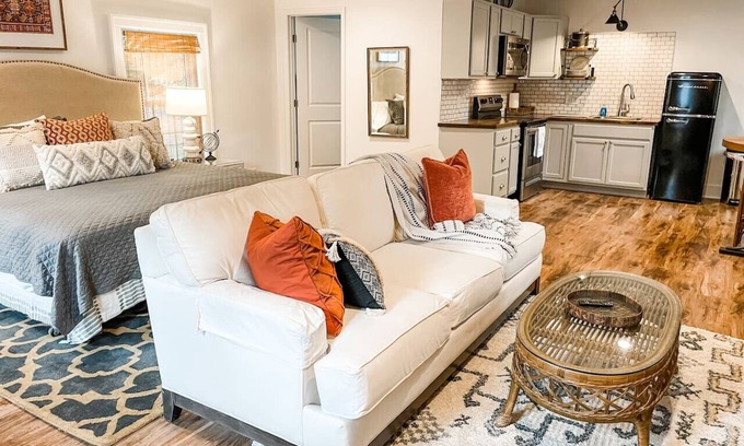 Columbia Apartamento | New Studio Apt w/ KING Bed- 1mi. to Columbia's Sq!