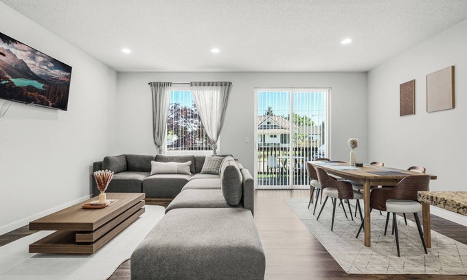 Vancouver Casa | NEW Stunning 3BDRM Family Home In Downtown W/ AirHockey