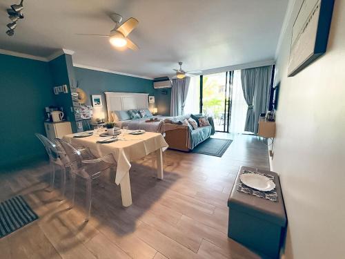 Discovery Bay Apartamento | NEW Stunning Beachfront Condo at the Coral Beach