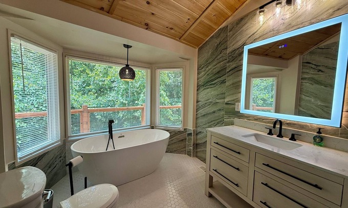 Kodak Casa | NEW! STUNNING Lakefront Treehouse in Kodak! 3BR/4BA w/MASSIVE Game Room & HT!